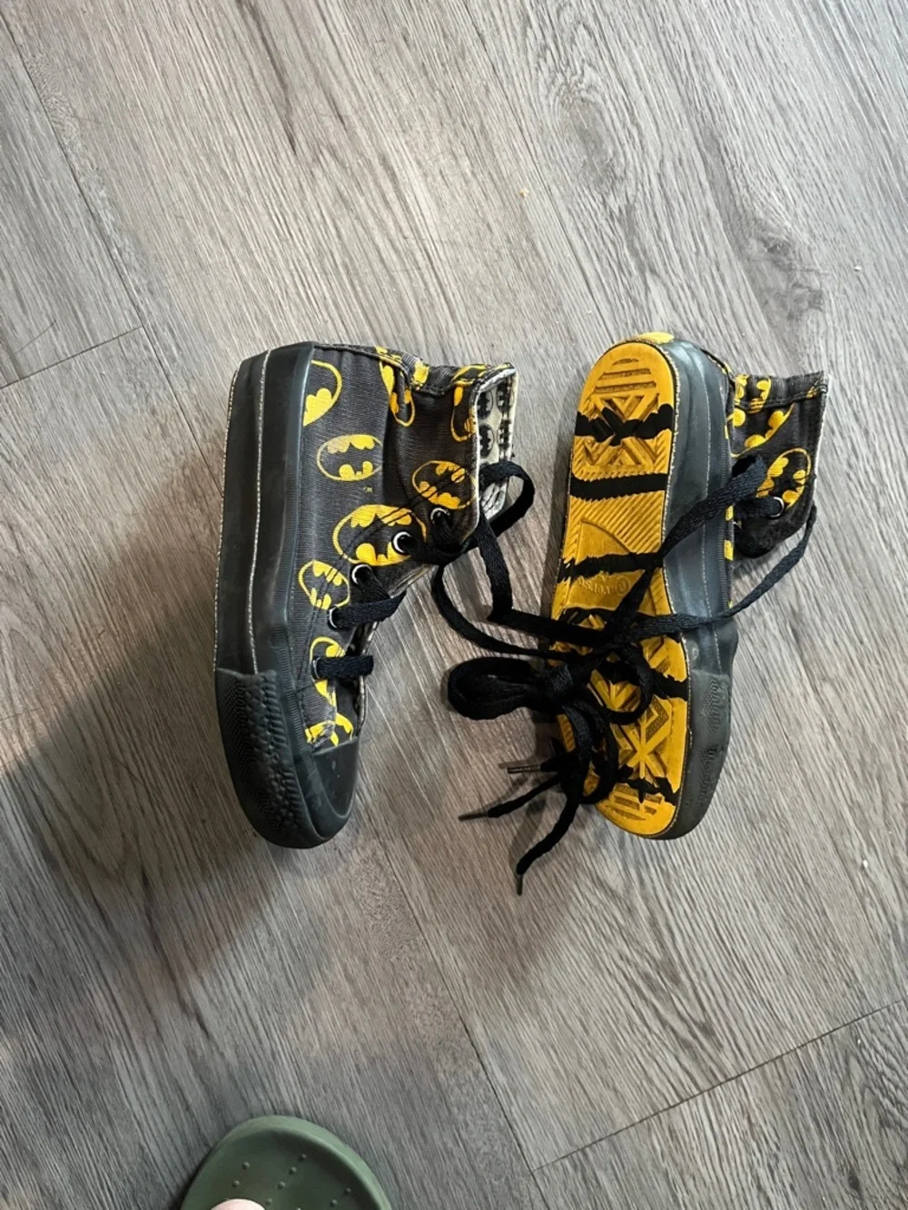Kids Black & Yellow Batman High-Top Sneakers Converse chuck Taylor vintage